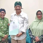 Ketua Desk Pilkada DPP PKB, Abdul Halim Iskandar (kiri) bersama bakal calon Bupati Kediri, Deny Widyanarko (pegang surat rekomendasi), dan bakal calon Wakil Bupati Kediri, Mudawamah. Foto: Ist
