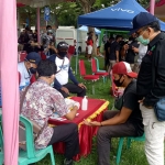 Petugas saat melakukan rapid test kepada panitia dan peserta lomba burung. (foto: ist)