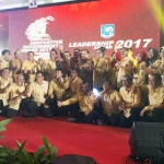 Bupati Sambari bersama sejumlah kepala OPD saat penerimaan penghargaan. foto: ist