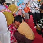Salah satu siswa sungkem kepada orang tuanya yang menangis saat MPLS SRMA 36 Bojonegoro.