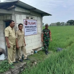 Anggota Babinsa Karangjati Sertu Endro Maryono bersama instansi terkait saat melakukan pemasangan poster imbauan perburuan burung hantu, Selasa (31/1/2023)