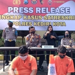 Kasatreskrim Polres Kediri Kota Iptu Girindra Wardana didampingi Kasubbag Humas AKP Ni Ketut Suarningsih, saat menggelar jumpa pers di Mapolres Kediri Kota. Tampak para tersangka pengeroyokan ikut dihadirkan. foto: MUJI HARJITA/ BANGSAONLINE