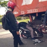 Kondisi korban sebelum dievakuasi, usai menabrak bodi belakang truk. foto: ist