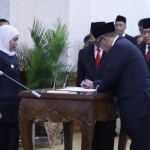 Gubernur Jawa Timur Khofifah Indar Parawansa saat melantik Alexander Ruby Setyohadi menjadi Kepala Perwakilan (Kaper) Badan Pengawasan Keuangan dan Pembangunan (BPKP) Provinsi Jatim, di Gedung Negara Grahadi, Surabaya, Senin(20/1). foto: istimewa/ bangsaonline.com