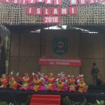 Peserta musik Islami dari SDN 1 Surodakan Trenggalek. foto: HERMAN/ BANGSAONLINE