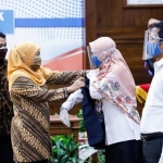 Gubernur Jawa Timur Khofifah Indar Parawansa saat melakukan kick off secara virtual di Gedung Negara Grahadi Surabaya, Senin (31/8/2020). foto: ist/ bangsaonline.com