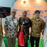 Direktur Komersial dan Pengembangan Bisnis PT Smelting, Irjuniawan P Radjamin, didampingi Specialist Business Development, 
Yoshiyuki Minami (dua dari kanan), dan  Senior Manager General Affairs, Saptohadi Prayetno, (kiri) saat di stan PT Smelting di ajang pameran Pengelolaan Sampah di Kementerian KLHK. foto: ist.