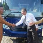 Bupati, Sambari HR didampingi Sekab, M Najib ketika menerima bantuan bus dari PT  Bank Mandiri. (syuhud/BangsaOnline.com)