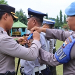 Kapolres Madiun AKBP Anton Prasetyo menyematkan pita Operasi Zebra Semeru 2022 kepada salah satu petugas.