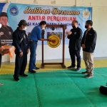 Ketua IPSI Kabupaten Lamongan Debby Kurniawan yang juga Anggota Komisi X DPRI RI menyaksikan pembukaan latihan bersama perguruan silat Lamongan. (foto: ist)