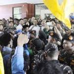 Ketua DPRD Surabaya, Ir Armuji bersama pimpinan dewan lainnya menemui massa Generasi Muda NU. Mereka meminta maaf atas insiden pengusiran Ketua PCNU Surbaya, Dr Muhibbin Zuhri beberapa waktu lalu dan berjanji akan mengawal Raperda Larangan Miras di Surabaya. 
