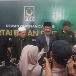 RB Fattah Jasin saat diwawancarai awak media saat pengembalian formulir pendaftaran bacawabup Pamekasan di Kantor DPC Partai Bulan Bintang (PBB), di Lawang Daya, Kecamatan Pademawu, Pamekasan, Kamis (16/5/2024). 