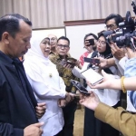 Gubernur Jawa Timur Khofifah Indar Parawansa saat memberi keterangan pers kepada wartawan di Kantor Gubernur Jatim, Jalan Pahlawan 110 Surabaya, Rabu (20/11). foto: istimewa/ bangsaonline.com