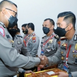 Kasat Lantas Polres Pasuruan AKP Yudhi Anugrah Putra saat menerima dua penghargaan sekaligus di Pala Ballroom Surabaya Suites Hotel.