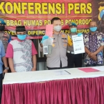 Kapolres Ponorogo AKBP Arief Fitrianto saat menggelar jumpa pers terkait kasus penyebaran berita hoax tentang pasien Covid-19. foto: NOVIAN/ BANGSAONLINE