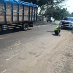 Petugas Satlantas Polres Tuban melakukan olah tempat kejadian perkara (TKP) dan upaya evakuasi korban serta meminta keterangan saksi di lapangan. (foto: ist)