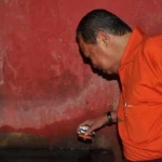 Walikota saat ikut memantau jentik di kamar mandi warga. 