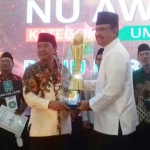 Wagub Jatim Saifullah Yusuf (Gus Ipul) bersama Ketua Panitia NU Award 2017 M Qodery (kanan), berkesempatan hadir dan menyerahkan piala juara umum kepada PCNU Kabupaten Blitar. foto: TRI SUSANTO/ BANGSAONLINE