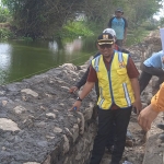 Kepala Dinas PU Bina Marga Lamongan, Sujarwo, saat meninjau proyek jalan dan TPT.