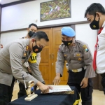 Kapolres Jombang saat menandatangani pakta integritas. (foto: ist)