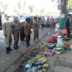 Satpol PP saat memberikan imbauan kepada pedagang.