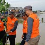 Bupati, Sambari memimpin bersih-bersih sungai BGS. (ft-syuhud/ bangsaonline)