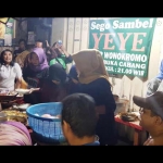 Calon gubernur Jawa Timur nomor urut dua, Saifullah Yusuf (Gus Ipul) sahur di warung penyet legendaris di Surabaya, Mak Yeye. 