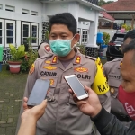 Kapolres Batu, AKBP Catur C. Wibowo diwawancarai wartawan usai mempimpin apel pergeseran pasukan.