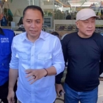 Wali Kota Surabaya, Eri Cahyadi saat berada di salah satu minimarket yang sudah menggunakan jukir resmi, Rabu (11/6/2025).