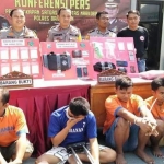 Kapolres Bangkalan didampingi Wakapolres, Kasatnarkoba, dan Kasubbag Humas membeberkan BB 1,46 Kg sabu yang disita dari tangan AF, AM, AFS, dan S. foto: tribunnews