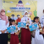 Kepala Dispersip Tuban, Nur Khamid, ketika memberi penghargaan pada juara Lomba Bertutur tingkat SD/MI di wilayahnya.