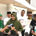 Umi Nadhiroh saat diwawancarai para wartawan seusai mimpin  acara Nahdliyin Lintas Generasi deklarasi mendukung  Mahfud MD di Aula RM Agis Surabaya, Kamis (14/12/2023). Foto: M. Sulthon Neagara/bangsaonline  