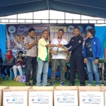 Penyerahan hasil sumbangan dari para pengunjung car free day.