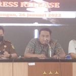 Kasi Intelijen Condro Maharani dan Kasi Pidsus Anton Wahyudi saat memberikan keterangan pers.