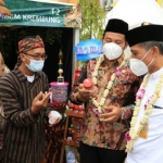 
LIHAT PRODUK: Wabup Subandi saat membuka Pameran UMKM, di Mal Sun City, Jumat (26/3/2021) sore. foto istimewa