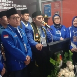 Ketua DPC Partai Demokrat Kota Malang H. Imron memberikan pernyataan pers usai pendaftaran bacaleg.