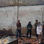 Komisi D DPRD Sidoarjo saat sidak ke SDN Jenggot Krembung yang terbakar, Kamis (16/11/2023). Foto: Ist.