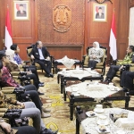 Gubernur Jawa Timur Khofifah Indar Parawansa saat menerima Kepala Perwakilan Ombudsmen RI Jawa Timur di Gedung Negara Grahadi, Surabaya. foto: ist