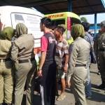 Bawaslu Situbondo bersama Satpol PP, TNI dan Polri saat melakukan penertiban APK dan BK melanggar.