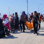 Evakuasi mayat yang ditemukan Pantai Branta, Pamekasan (dok. Polres Pamekasan)