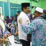 Wabup Moh. Qosim ketika berbincang dengan jamaah haji Gresik yang baru saja tiba.