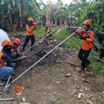 Petugas saat mendirikan tenda untuk pengungsi terdampak gempa di Pulau Bawean, Gresik.