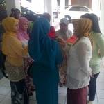 Memperingati Hari Kartini, wartawati di Bojonegoro liputan dengan berbusana kebaya. foto: Eky Nur Hady/Bangsa Online