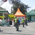 Tenda sterilisasi didirikan di depan pos penjagaan Kodim Ngawi.
