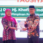 Khofifah saat menyerahkan buku konsep secara simbolis pada Kepala Dinas Pendidikan Jawa Timur Aries Agung Paewai (dok. Ist)