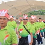Peserta jalan sehat HUT RI dan HUT Mahkamah Agung yang ke-80. Foto: Hendro Suhartono/BANGSAONLINE