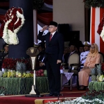 Plh. Gubernur Jatim Bobby Soemiarsono memimpin Upacara Peringatan Hari Kebangkitan Nasional (Harkitnas) ke-116 di Halaman Gedung Negara Grahadi.