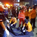 Petugas saat mengevakuasi jenazah korban