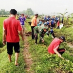 Kerja bakti membersihkan sungai.