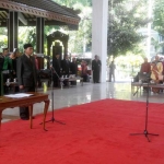 RESMI SEKDA: H Djoko Sartono melakukan sumpah jabatan sebagai Sekda Sidoarjo saat dilantik oleh Bupati H Saiful Ilah, di Pendopo Delta Wibawa, Kamis (1/12). foto: mustain/ bangsaonline